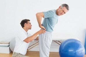 ārsts pārbauda muguras lejasdaļu osteohondrozes noteikšanai